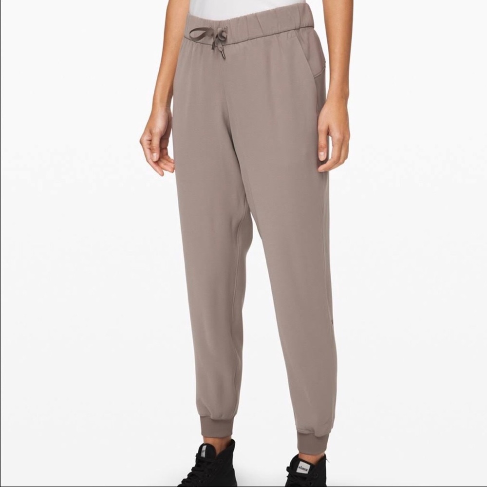 Lululemon  On the Fly Jogger 28" Woven.